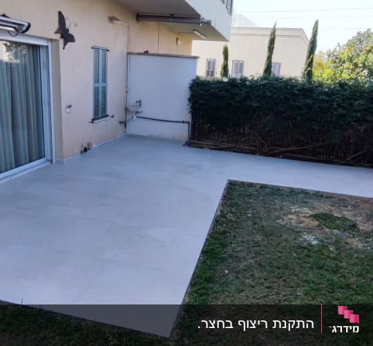 מרפסת מרוצפת עם שק איגרוף תלוי
